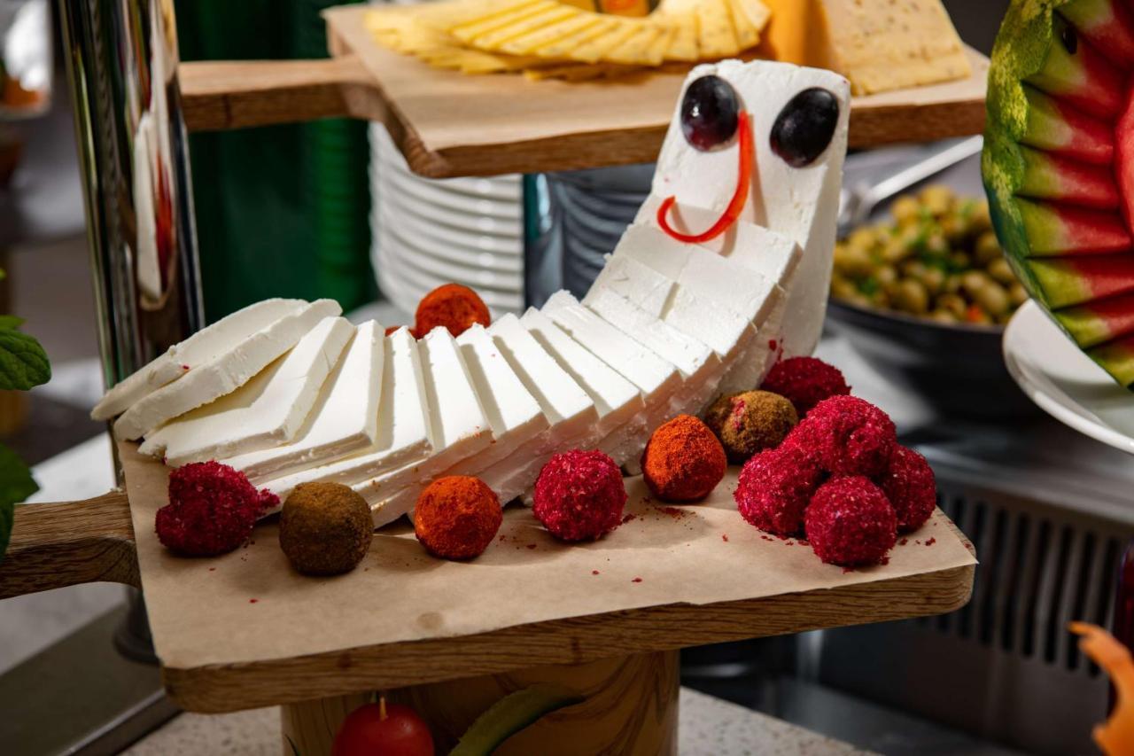 Park Inn By Radisson Makkah Aziziyah Mekka Eksteriør bilde A cheese board with a cheese cat