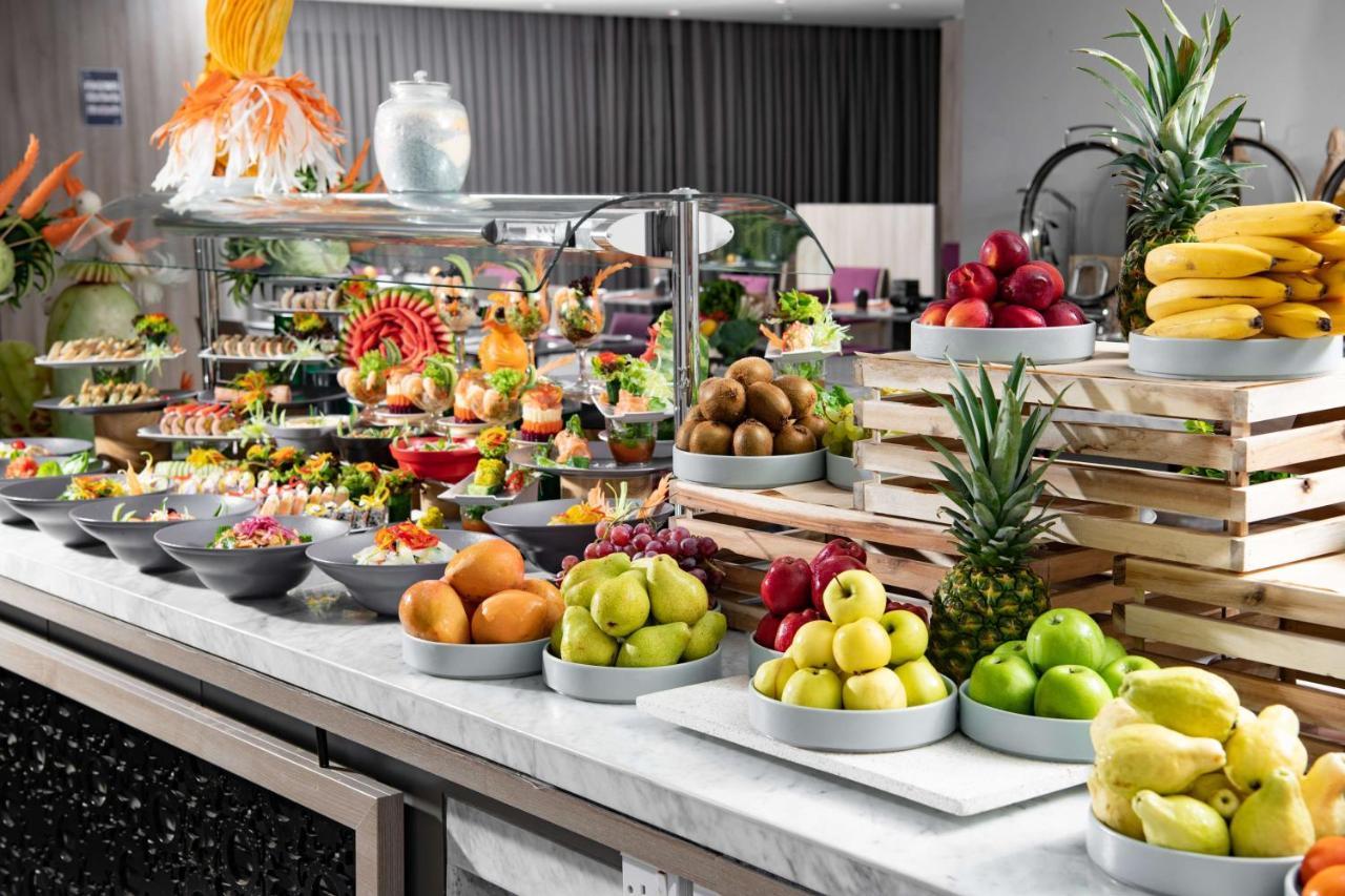 Park Inn By Radisson Makkah Aziziyah Mekka Eksteriør bilde A buffet at a luxury hotel