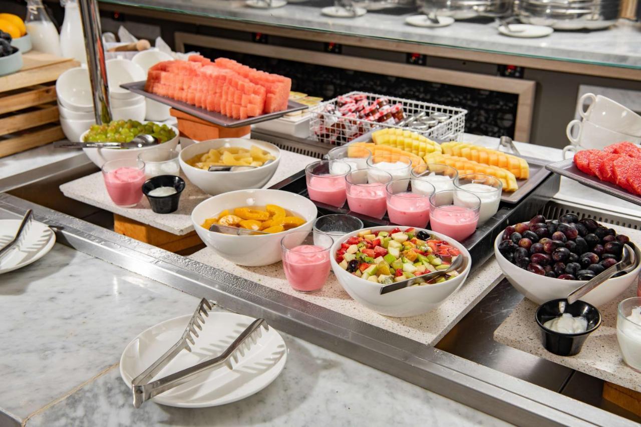 Park Inn By Radisson Makkah Aziziyah Mekka Eksteriør bilde A buffet breakfast at a luxury hotel
