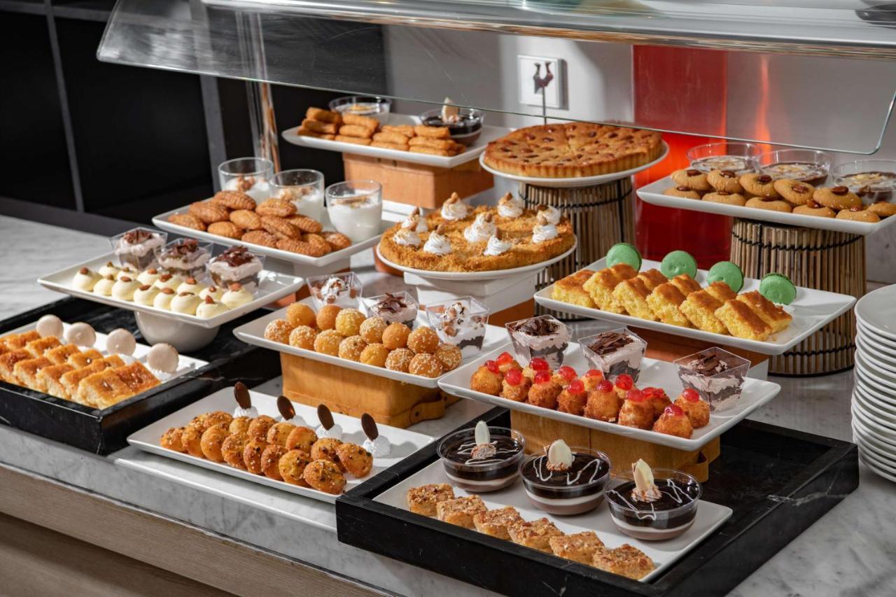 Park Inn By Radisson Makkah Aziziyah Mekka Eksteriør bilde A buffet at a luxury hotel