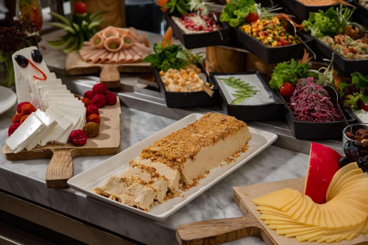 Park Inn By Radisson Makkah Aziziyah Mekka Eksteriør bilde A buffet at a luxury hotel