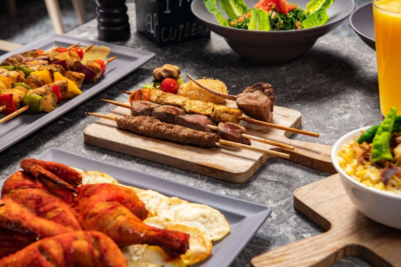 Park Inn By Radisson Makkah Aziziyah Mekka Eksteriør bilde A buffet at a luxury hotel