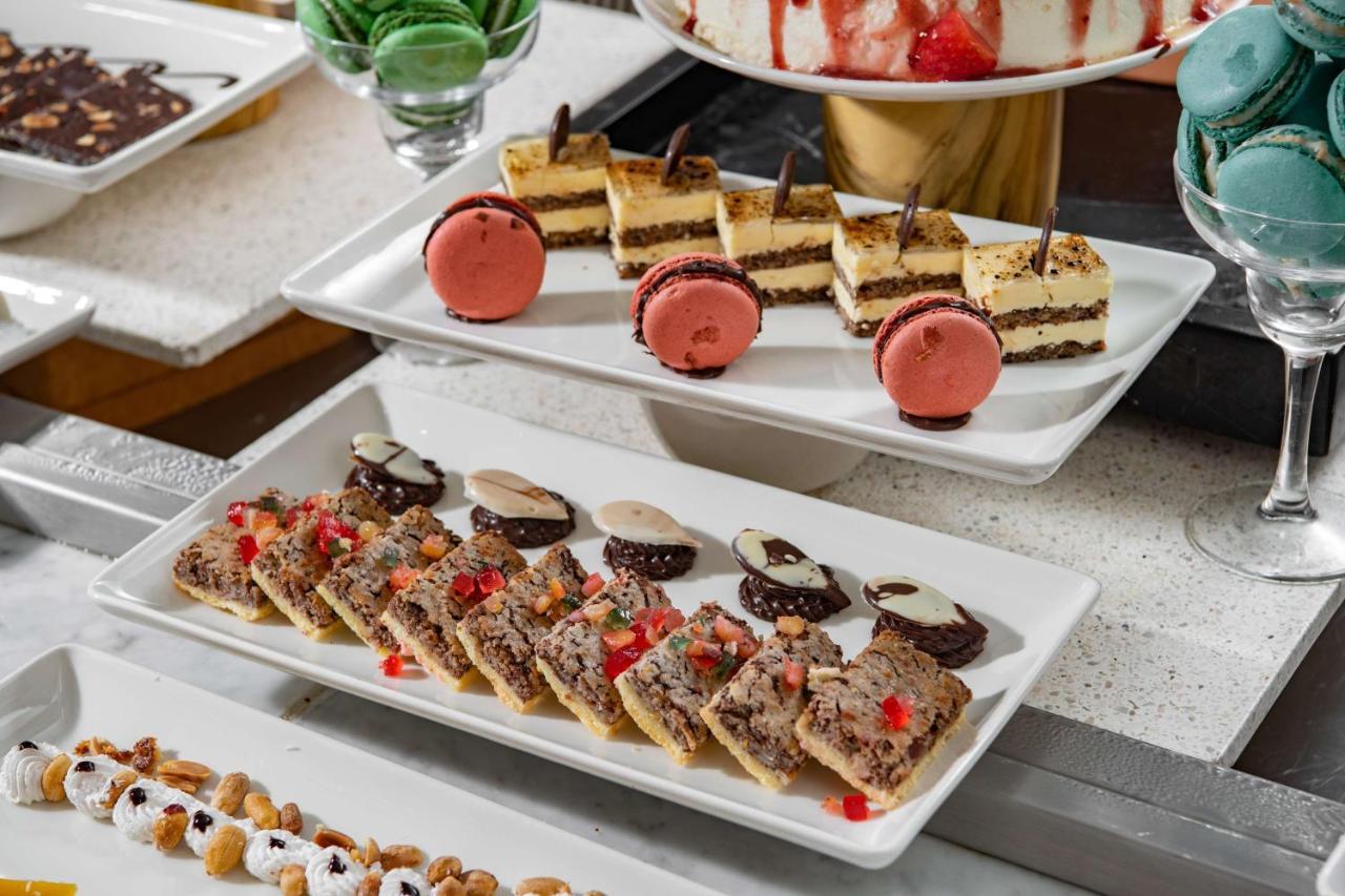 Park Inn By Radisson Makkah Aziziyah Mekka Eksteriør bilde A selection of desserts