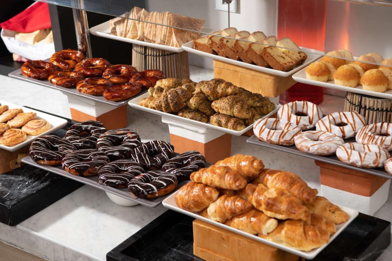 Park Inn By Radisson Makkah Aziziyah Mekka Eksteriør bilde Various types of pastry
