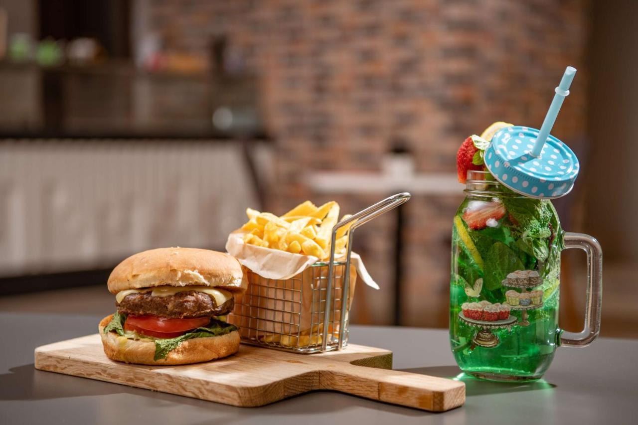 Park Inn By Radisson Makkah Aziziyah Mekka Eksteriør bilde The restaurant's signature "The Big Bang" burger