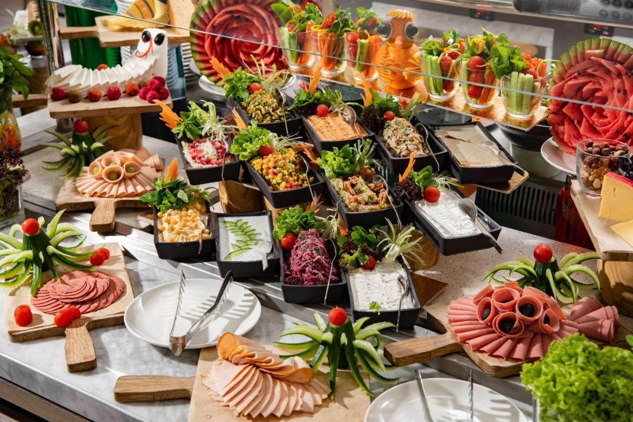 Park Inn By Radisson Makkah Aziziyah Mekka Eksteriør bilde A buffet at a luxury hotel