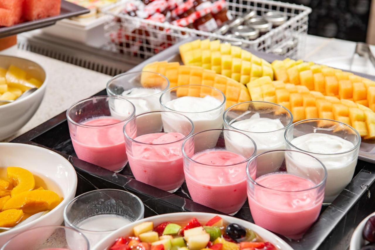 Park Inn By Radisson Makkah Aziziyah Mekka Eksteriør bilde Yogurt and fruit at a buffet breakfast